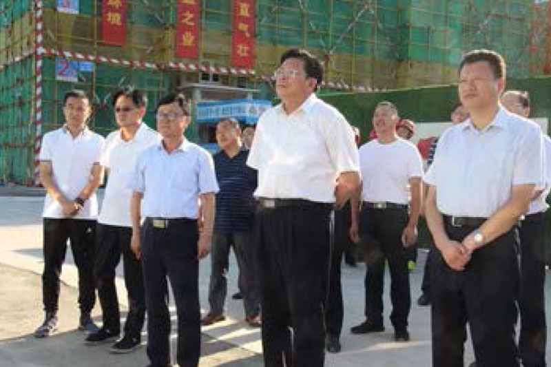 2018年，济南市委副书记苏树伟同志视察公司承建的黄河滩区成德社区项目。
