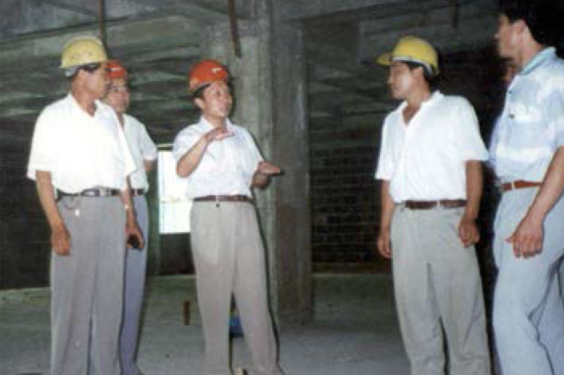 1993年6月，时任长清县委书记雷建国同志视察公司承建的经七路商业银行项目。